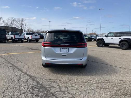 2024 Chrysler Pacifica Touring-L