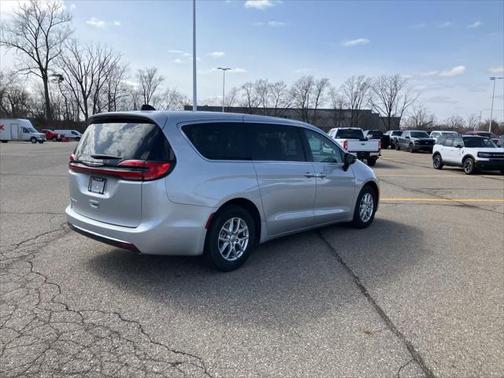2024 Chrysler Pacifica Touring-L
