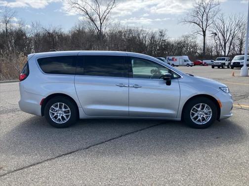 2024 Chrysler Pacifica Touring-L