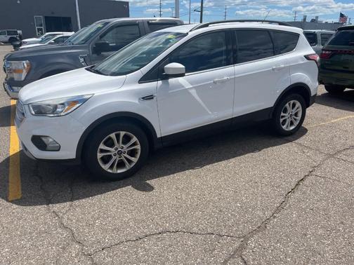 Oxford White 2018 Ford Escape SE