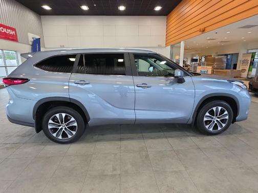 Moon Dust 2023 Toyota Highlander XLE