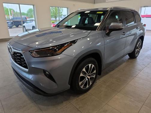 Moon Dust 2023 Toyota Highlander XLE