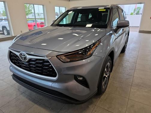 Moon Dust 2023 Toyota Highlander XLE