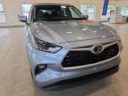 Moon Dust 2023 Toyota Highlander XLE