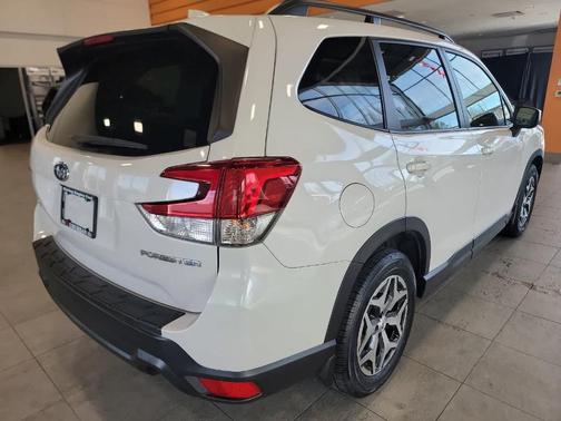 Crystal White Pearl 2021 Subaru Forester Premium