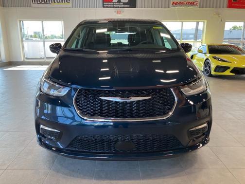 2024 Chrysler Pacifica Touring-L