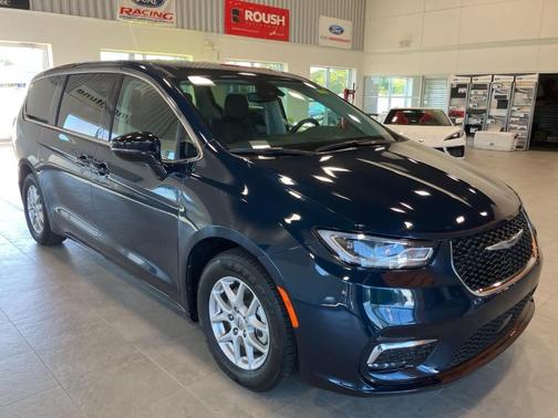 2024 Chrysler Pacifica Touring-L