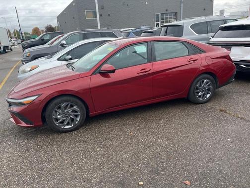 2024 Hyundai ELANTRA SEL