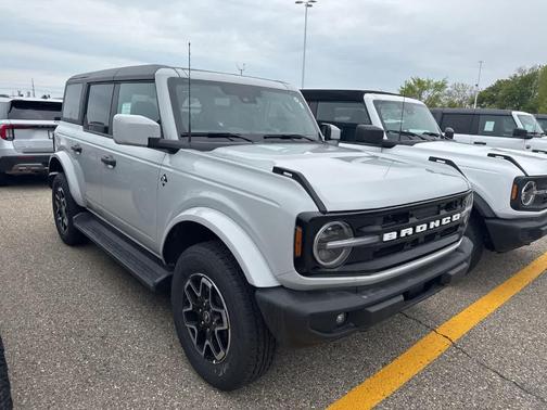 Avalanche Gray 2026 Ford Bronco Outer Banks