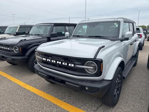 Avalanche Gray 2026 Ford Bronco Outer Banks