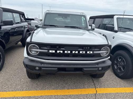 Avalanche Gray 2026 Ford Bronco Outer Banks