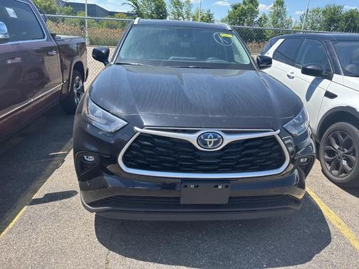 Black 2024 Toyota Highlander Hybrid XLE