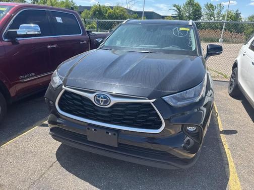 Black 2024 Toyota Highlander Hybrid XLE
