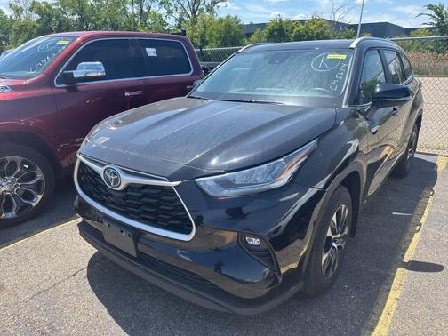 Black 2024 Toyota Highlander Hybrid XLE