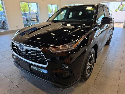 Black 2024 Toyota Highlander Hybrid XLE