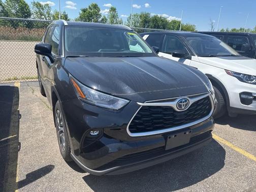 Black 2024 Toyota Highlander Hybrid XLE