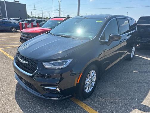 Diamond Black 2026 Chrysler Pacifica Select