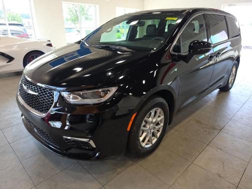 Diamond Black 2026 Chrysler Pacifica Select