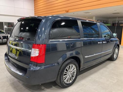 2014 Chrysler Town & Country Touring-L