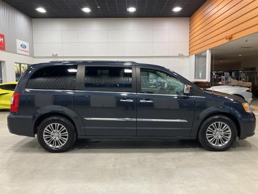 2014 Chrysler Town & Country Touring-L