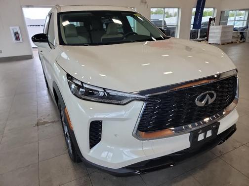 White 2024 INFINITI QX60 Luxe
