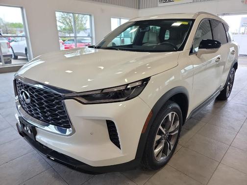 White 2024 INFINITI QX60 Luxe