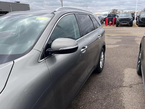 Titanium Silver 2018 Kia Sorento LX