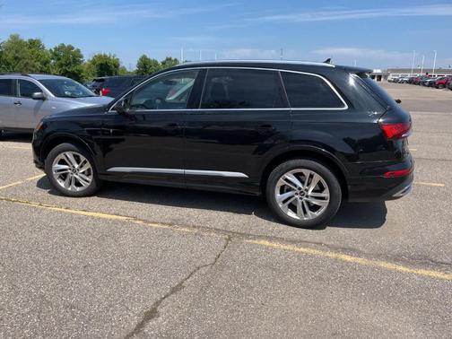 2023 Audi Q7 55 Premium Plus
