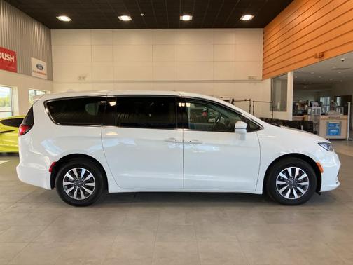 2022 Chrysler Pacifica Hybrid Touring L