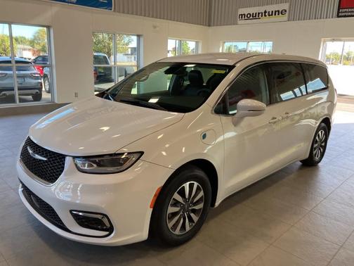 2022 Chrysler Pacifica Hybrid Touring L