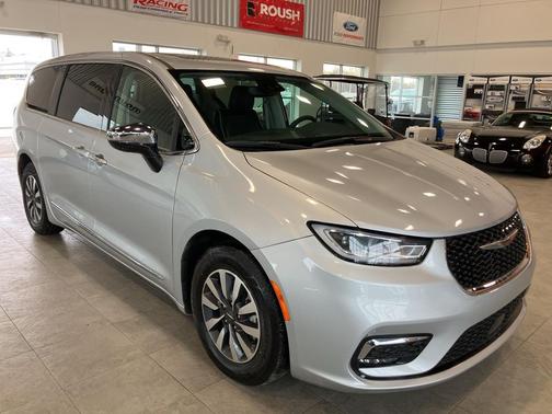 2023 Chrysler Pacifica Hybrid Limited