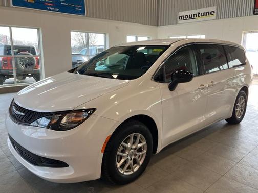 2024 Chrysler Voyager LX