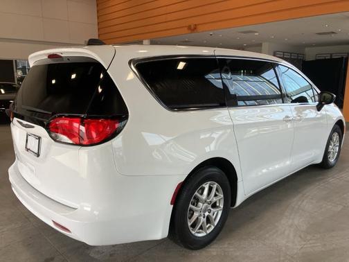 2024 Chrysler Voyager LX