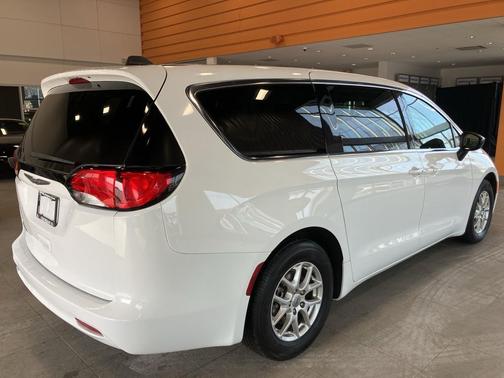 2024 Chrysler Voyager LX
