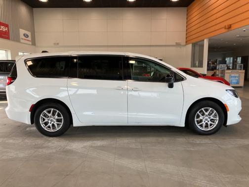 2024 Chrysler Voyager LX