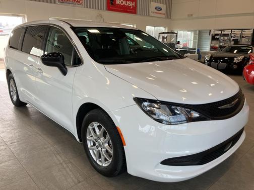 2024 Chrysler Voyager LX