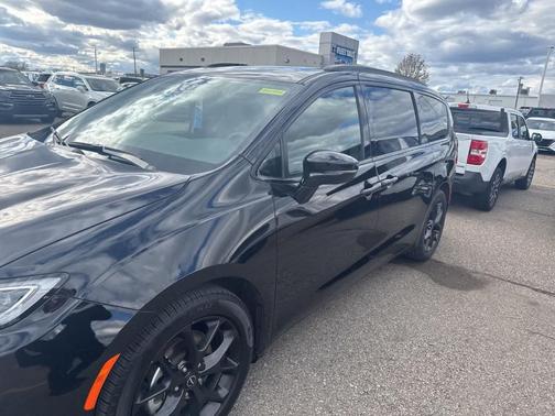 Diamond Black 2026 Chrysler Pacifica Limited