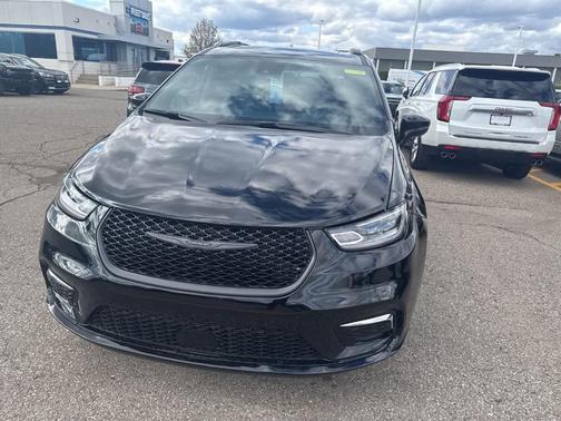 Diamond Black 2026 Chrysler Pacifica Limited
