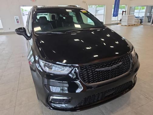 Diamond Black 2026 Chrysler Pacifica Limited