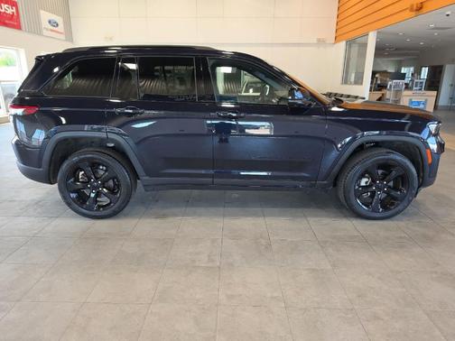 Midnight Sky 2024 Jeep Grand Cherokee Limited