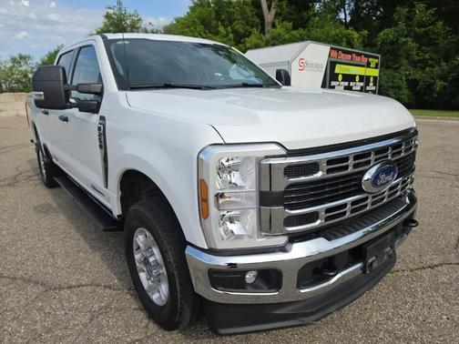 Oxford White 2025 Ford F-250 XLT