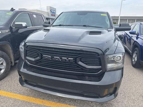 Brilliant Black Crystal Pearl 2018 RAM 1500 Sport