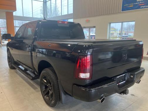 Brilliant Black Crystal Pearl 2018 RAM 1500 Sport