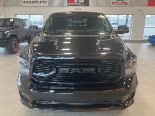 Brilliant Black Crystal Pearl 2018 RAM 1500 Sport