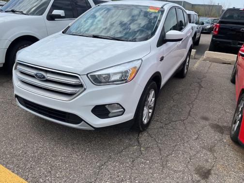Oxford White 2019 Ford Escape SE