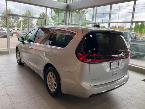 2024 Chrysler Pacifica Touring-L
