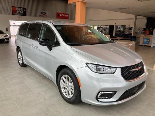 2024 Chrysler Pacifica Touring-L