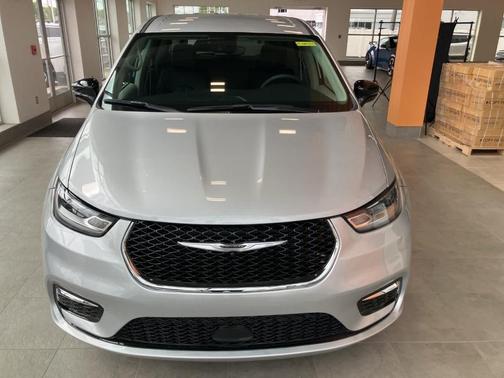 2024 Chrysler Pacifica Touring-L