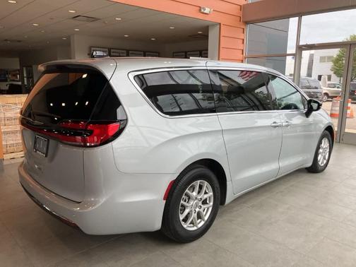 2024 Chrysler Pacifica Touring-L