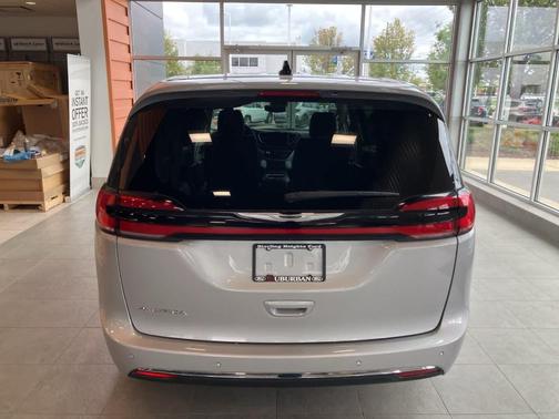 2024 Chrysler Pacifica Touring-L